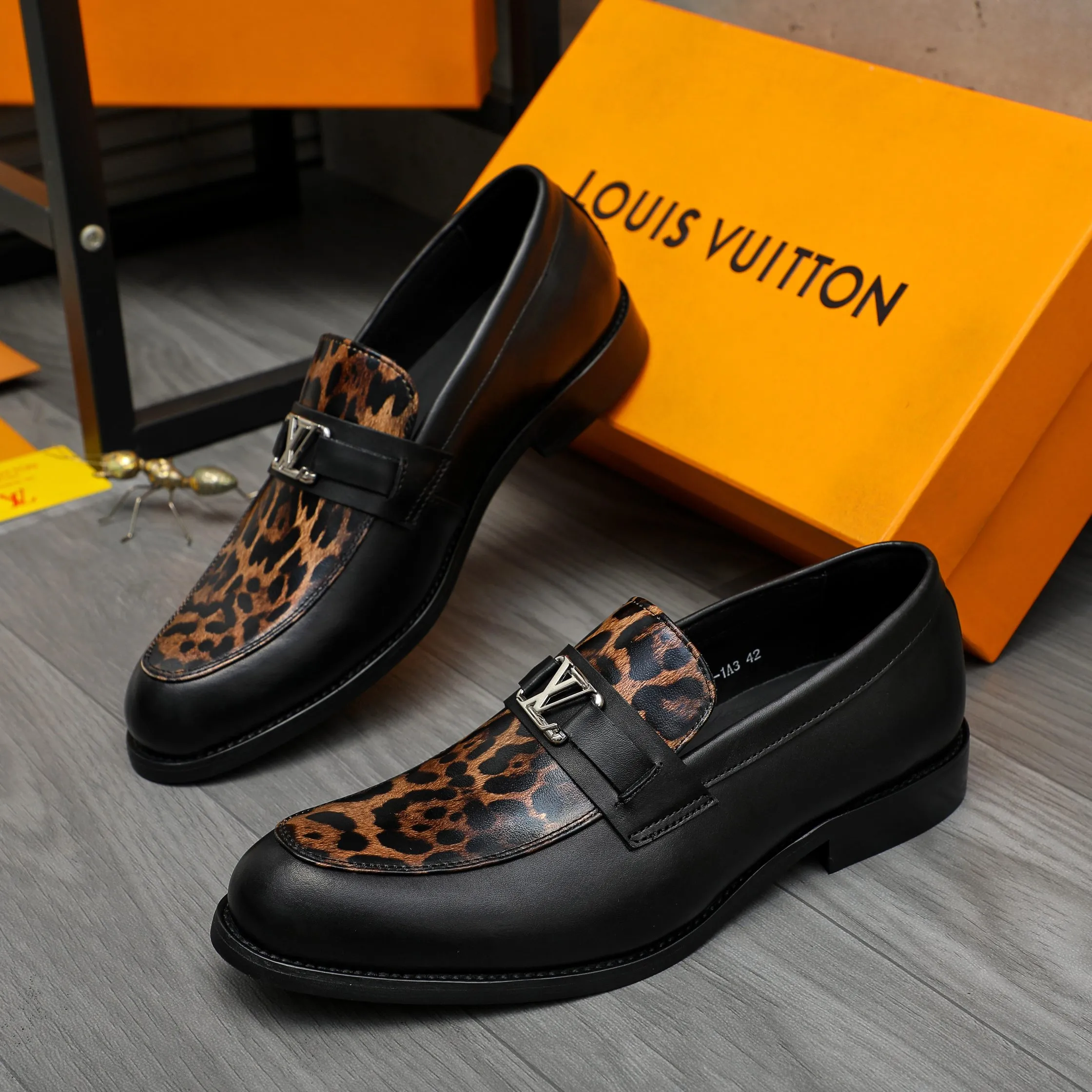 Men's shoes 💰p460 Product trademark: LV "Louis Vuitton" business slip-on leather shoes Regular size: 39-45 (45 is custom-made and non-returnable) Product materials: Selected leopard print cowhide stitching upper, cowhide lining, original rubber outsole
